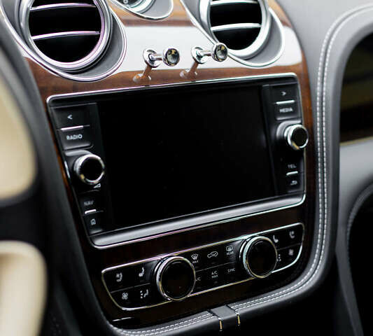 Білий Бентлі Бентайга, об'ємом двигуна 4 л та пробігом 32 тис. км за 155000 $, фото 21 на Automoto.ua