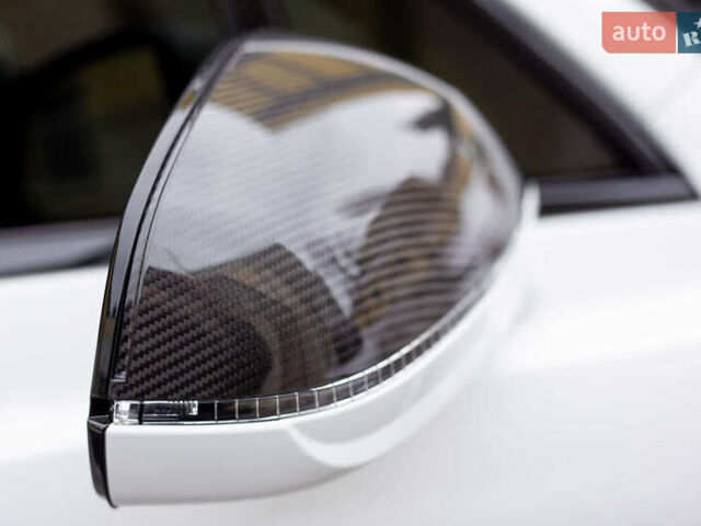 Білий Бентлі Бентайга, об'ємом двигуна 4 л та пробігом 32 тис. км за 155000 $, фото 11 на Automoto.ua