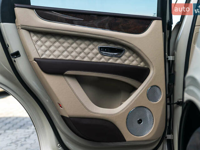 Бежевый Бентли Бентайга, объемом двигателя 4 л и пробегом 33 тыс. км за 215000 $, фото 36 на Automoto.ua