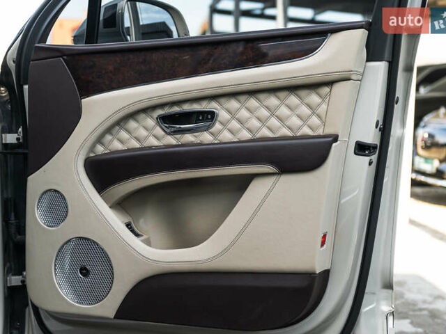 Бежевый Бентли Бентайга, объемом двигателя 4 л и пробегом 33 тыс. км за 215000 $, фото 42 на Automoto.ua