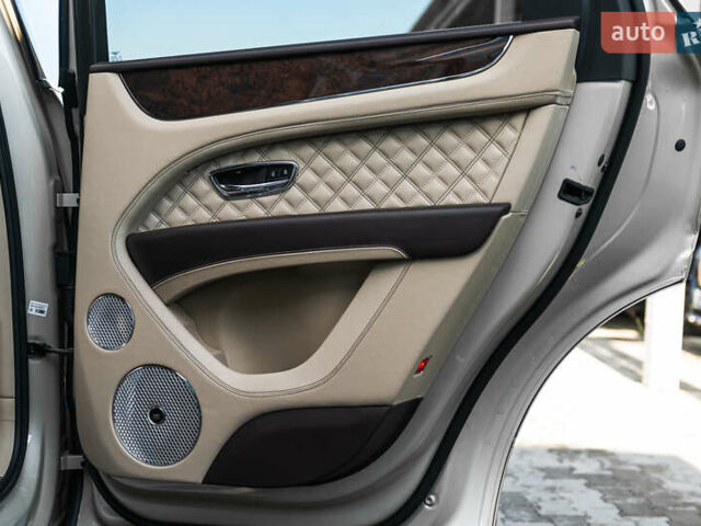 Бежевый Бентли Бентайга, объемом двигателя 4 л и пробегом 33 тыс. км за 215000 $, фото 40 на Automoto.ua