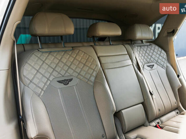 Бежевый Бентли Бентайга, объемом двигателя 4 л и пробегом 33 тыс. км за 215000 $, фото 41 на Automoto.ua