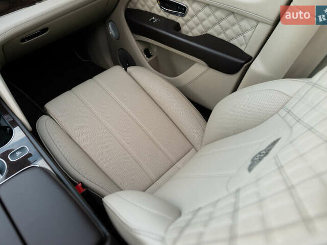 Бежевый Бентли Бентайга, объемом двигателя 4 л и пробегом 33 тыс. км за 215000 $, фото 46 на Automoto.ua