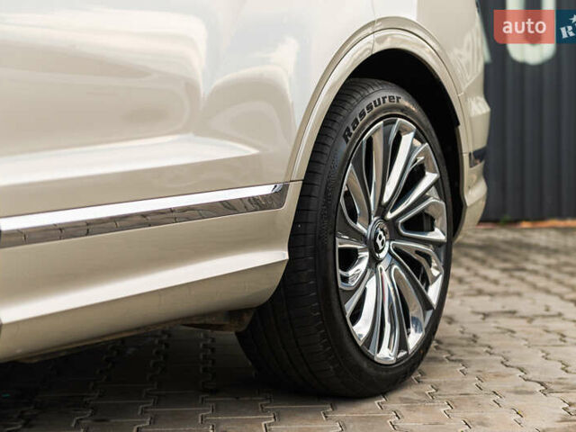 Бежевый Бентли Бентайга, объемом двигателя 4 л и пробегом 33 тыс. км за 215000 $, фото 2 на Automoto.ua