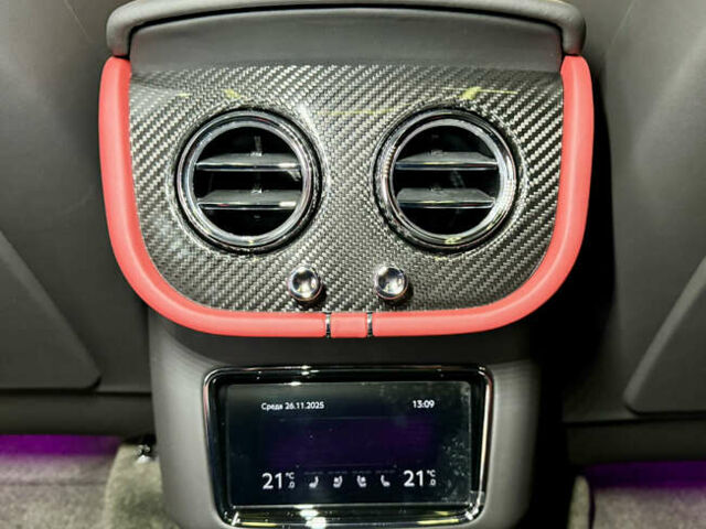 Чорний Бентлі Бентайга, об'ємом двигуна 4 л та пробігом 6 тис. км за 250000 $, фото 55 на Automoto.ua