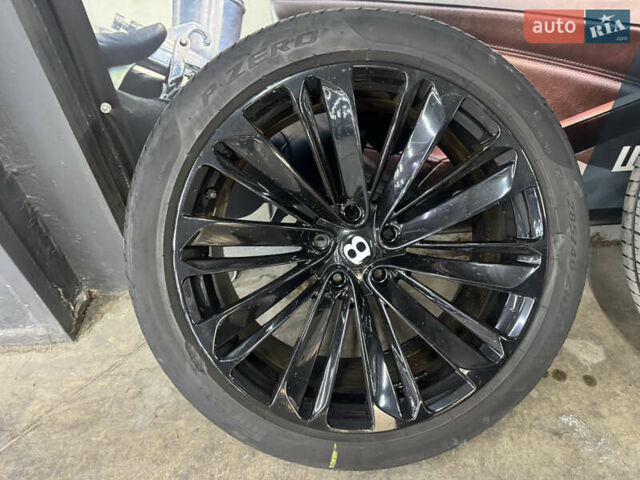 Черный Бентли Бентайга, объемом двигателя 5.95 л и пробегом 15 тыс. км за 220000 $, фото 56 на Automoto.ua