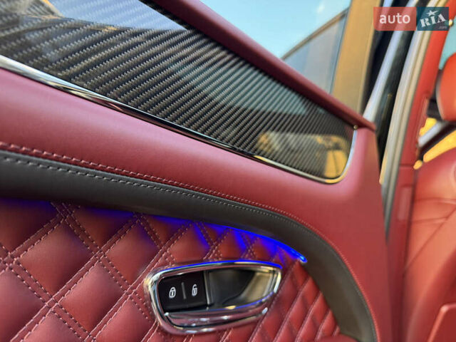 Черный Бентли Бентайга, объемом двигателя 5.95 л и пробегом 15 тыс. км за 220000 $, фото 33 на Automoto.ua