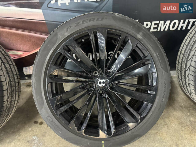 Черный Бентли Бентайга, объемом двигателя 5.95 л и пробегом 15 тыс. км за 220000 $, фото 55 на Automoto.ua