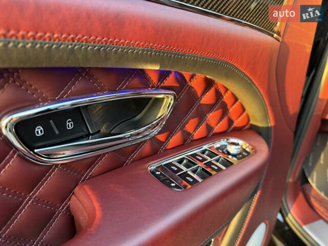 Черный Бентли Бентайга, объемом двигателя 5.95 л и пробегом 15 тыс. км за 220000 $, фото 17 на Automoto.ua