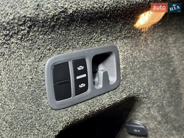 Чорний Бентлі Бентайга, об'ємом двигуна 4 л та пробігом 6 тис. км за 250000 $, фото 60 на Automoto.ua