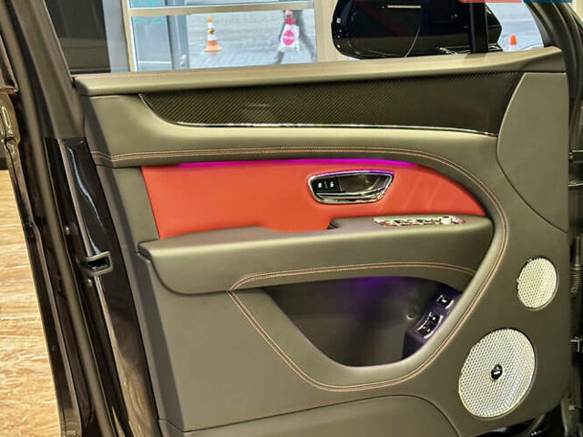 Чорний Бентлі Бентайга, об'ємом двигуна 4 л та пробігом 6 тис. км за 250000 $, фото 25 на Automoto.ua