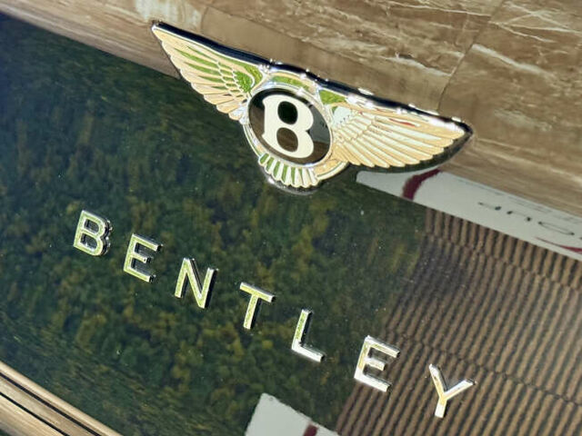 Чорний Бентлі Бентайга, об'ємом двигуна 4 л та пробігом 6 тис. км за 250000 $, фото 18 на Automoto.ua