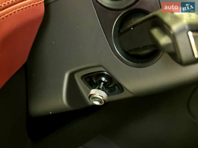 Чорний Бентлі Бентайга, об'ємом двигуна 4 л та пробігом 6 тис. км за 250000 $, фото 34 на Automoto.ua