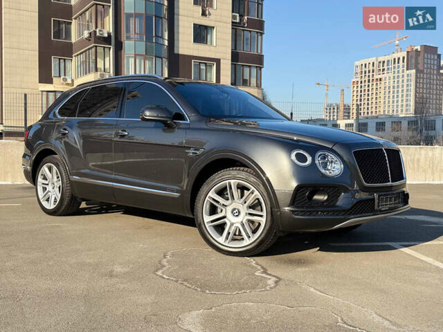 Серый Бентли Бентайга, объемом двигателя 4 л и пробегом 52 тыс. км за 171000 $, фото 1 на Automoto.ua