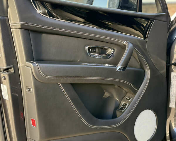 Серый Бентли Бентайга, объемом двигателя 4 л и пробегом 52 тыс. км за 171000 $, фото 10 на Automoto.ua