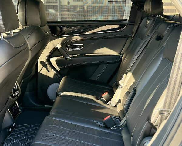 Серый Бентли Бентайга, объемом двигателя 4 л и пробегом 52 тыс. км за 171000 $, фото 9 на Automoto.ua