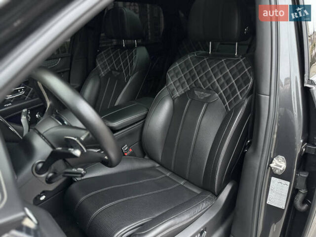 Сірий Бентлі Бентайга, об'ємом двигуна 4 л та пробігом 170 тис. км за 159900 $, фото 14 на Automoto.ua