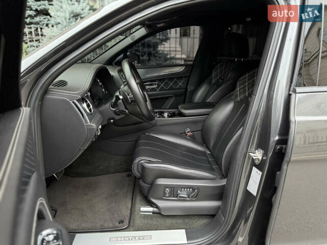 Сірий Бентлі Бентайга, об'ємом двигуна 4 л та пробігом 170 тис. км за 159900 $, фото 11 на Automoto.ua