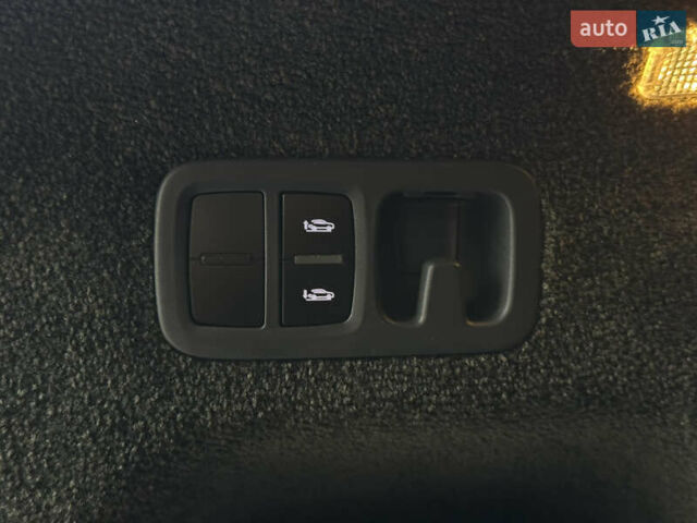 Сірий Бентлі Бентайга, об'ємом двигуна 4 л та пробігом 170 тис. км за 159900 $, фото 65 на Automoto.ua