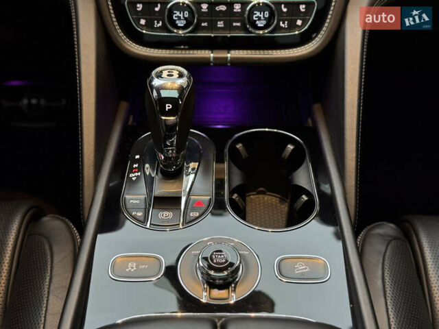 Сірий Бентлі Бентайга, об'ємом двигуна 4 л та пробігом 170 тис. км за 159900 $, фото 38 на Automoto.ua