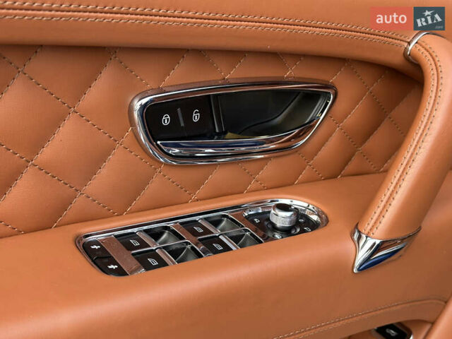 Бентли Бентайга 2016 в Киеве на Automoto.ua Синий Бентли Бентайга, объемом двигателя 6 л и пробегом 131 тыс. км за 85000 $, фото 39 на Automoto.ua