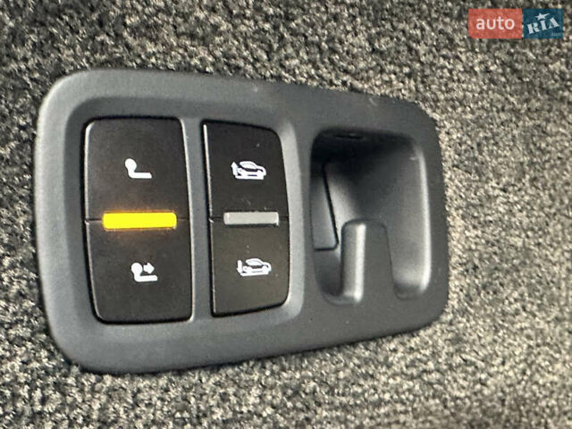 Бентли Бентайга 2016 в Киеве на Automoto.ua Синий Бентли Бентайга, объемом двигателя 6 л и пробегом 131 тыс. км за 85000 $, фото 31 на Automoto.ua