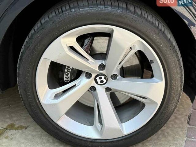 Синий Бентли Бентайга, объемом двигателя 6 л и пробегом 66 тыс. км за 129900 $, фото 4 на Automoto.ua