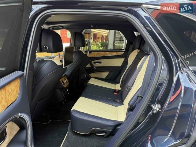 Синий Бентли Бентайга, объемом двигателя 6 л и пробегом 66 тыс. км за 129900 $, фото 43 на Automoto.ua