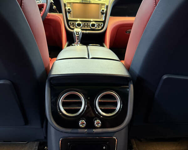 Синий Бентли Бентайга, объемом двигателя 3.96 л и пробегом 110 тыс. км за 140000 $, фото 7 на Automoto.ua