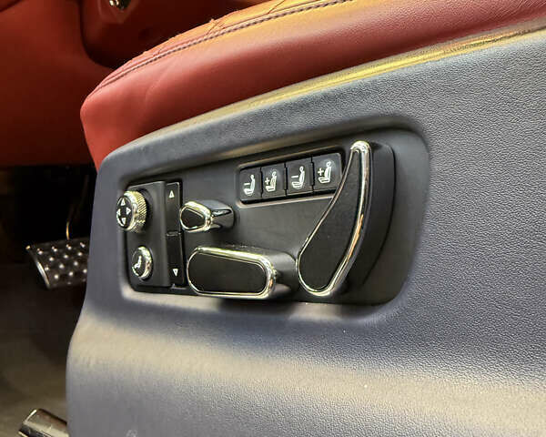Синий Бентли Бентайга, объемом двигателя 3.96 л и пробегом 110 тыс. км за 140000 $, фото 8 на Automoto.ua
