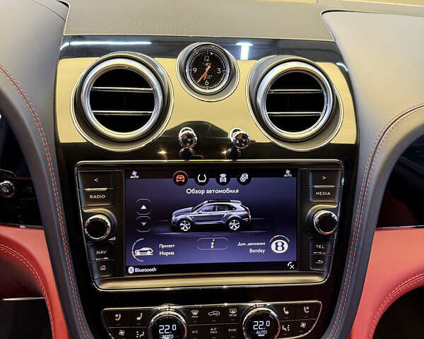Синий Бентли Бентайга, объемом двигателя 3.96 л и пробегом 110 тыс. км за 140000 $, фото 14 на Automoto.ua