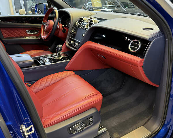 Синий Бентли Бентайга, объемом двигателя 3.96 л и пробегом 110 тыс. км за 140000 $, фото 11 на Automoto.ua