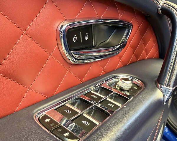 Синий Бентли Бентайга, объемом двигателя 3.96 л и пробегом 110 тыс. км за 140000 $, фото 6 на Automoto.ua
