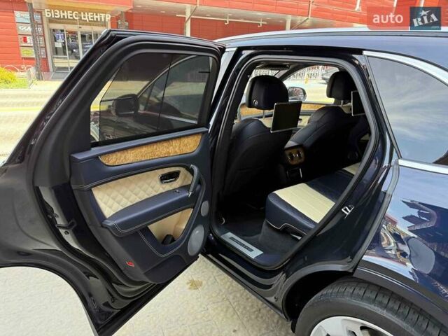 Синий Бентли Бентайга, объемом двигателя 6 л и пробегом 66 тыс. км за 129900 $, фото 37 на Automoto.ua