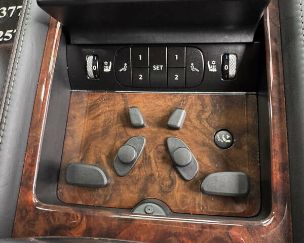 Черный Бентли Континенталь флаинг спур, объемом двигателя 6 л и пробегом 100 тыс. км за 39999 $, фото 128 на Automoto.ua