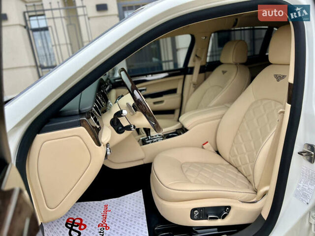 Белый Бентли Мульсан, объемом двигателя 6.8 л и пробегом 5 тыс. км за 250000 $, фото 40 на Automoto.ua