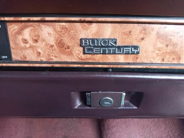 Червоний Бьюік Century, об'ємом двигуна 3.3 л та пробігом 250 тис. км за 2100 $, фото 6 на Automoto.ua