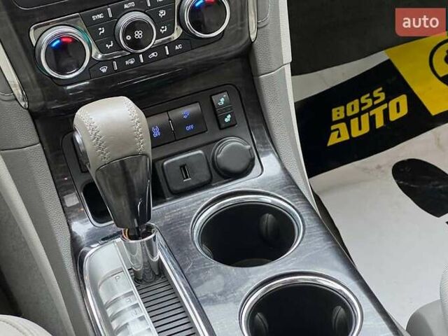 Белый Бьюик Энклейв, объемом двигателя 3.56 л и пробегом 240 тыс. км за 13800 $, фото 16 на Automoto.ua