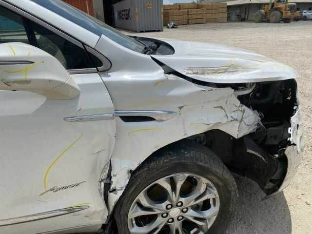 Белый Бьюик Энклейв, объемом двигателя 3.6 л и пробегом 193 тыс. км за 13957 $, фото 6 на Automoto.ua