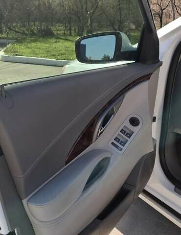 Білий Бьюік LaCrosse, об'ємом двигуна 2.38 л та пробігом 159 тис. км за 11500 $, фото 14 на Automoto.ua