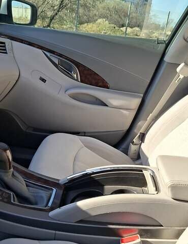 Білий Бьюік LaCrosse, об'ємом двигуна 2.38 л та пробігом 159 тис. км за 11500 $, фото 17 на Automoto.ua