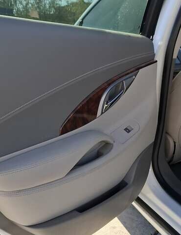 Білий Бьюік LaCrosse, об'ємом двигуна 2.38 л та пробігом 159 тис. км за 11500 $, фото 11 на Automoto.ua