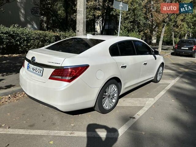 Белый Бьюик ЛаКросс, объемом двигателя 2.38 л и пробегом 133 тыс. км за 9500 $, фото 7 на Automoto.ua