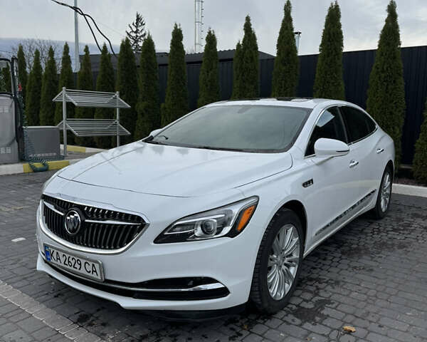 Белый Бьюик ЛаКросс, объемом двигателя 2.5 л и пробегом 110 тыс. км за 16000 $, фото 1 на Automoto.ua