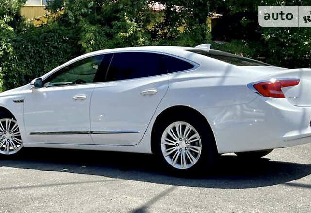 Белый Бьюик ЛаКросс, объемом двигателя 2.5 л и пробегом 57 тыс. км за 16000 $, фото 2 на Automoto.ua