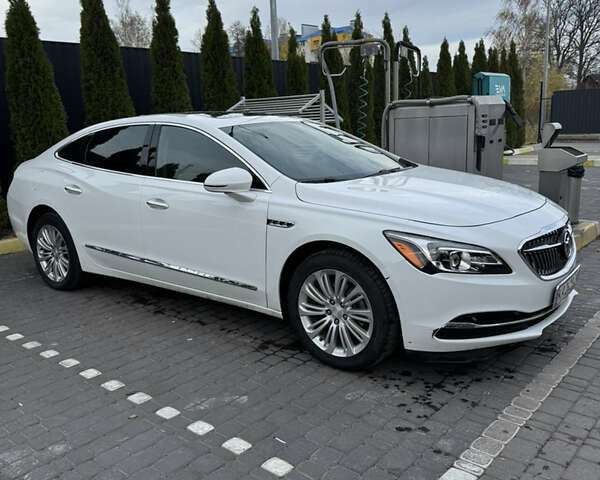 Белый Бьюик ЛаКросс, объемом двигателя 2.5 л и пробегом 110 тыс. км за 16000 $, фото 2 на Automoto.ua