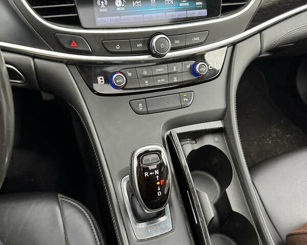 Белый Бьюик ЛаКросс, объемом двигателя 2.5 л и пробегом 110 тыс. км за 16000 $, фото 9 на Automoto.ua