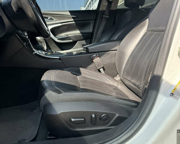 Білий Бьюік Regal, об'ємом двигуна 2 л та пробігом 147 тис. км за 8700 $, фото 4 на Automoto.ua