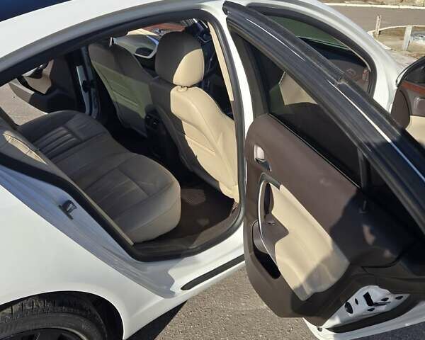 Білий Бьюік Regal, об'ємом двигуна 2 л та пробігом 223 тис. км за 9000 $, фото 4 на Automoto.ua