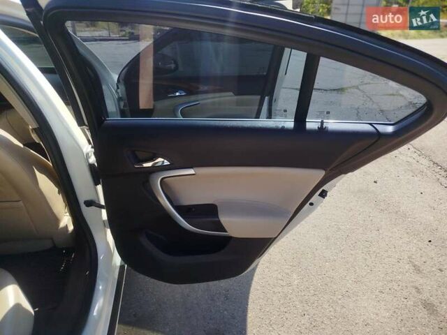 Білий Бьюік Regal, об'ємом двигуна 2 л та пробігом 109 тис. км за 11000 $, фото 14 на Automoto.ua